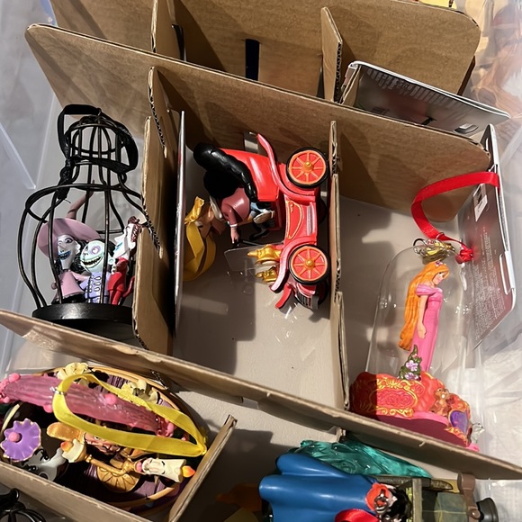 (1) DISNEY Damaged/Broken Ornaments - Picture 2 of 3